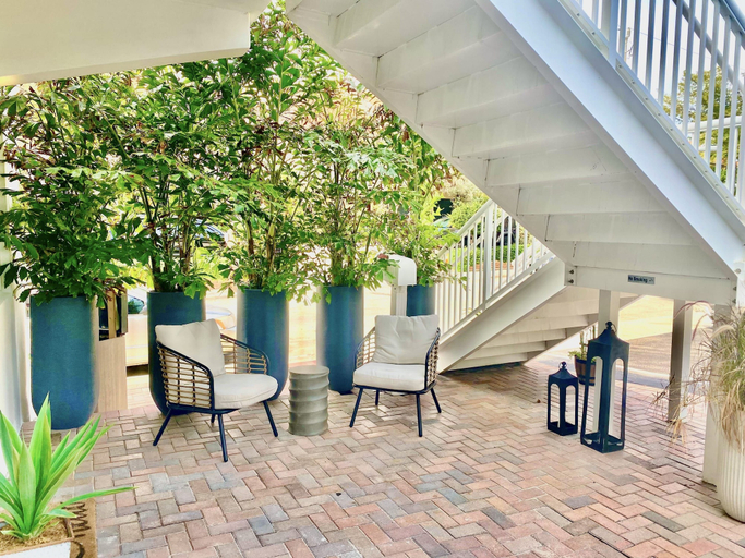 Others 2, Southwinds 3 for 2 Queen Studio Steps to Beach, Broward