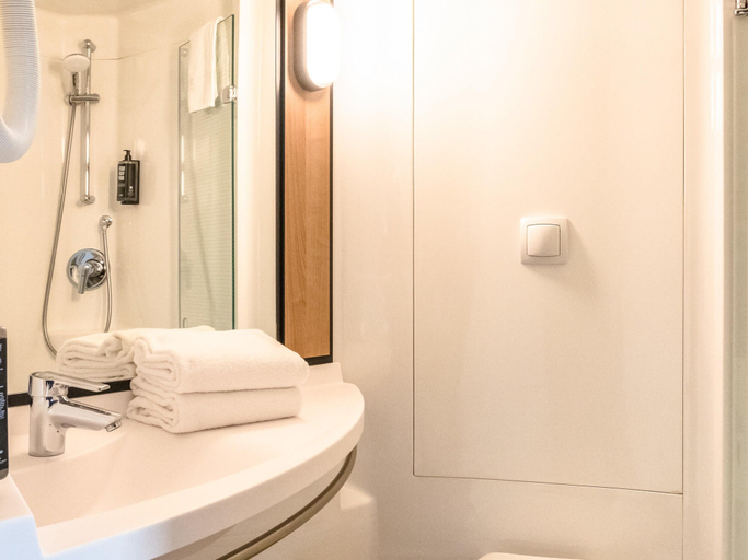 Bathroom 5, ibis Albi, Tarn