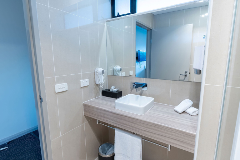 Bathroom 5, Foreshore Hotel, Clarence