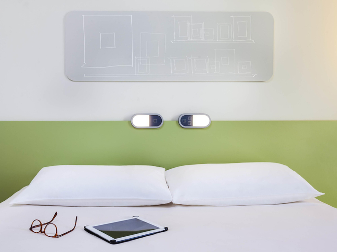 Bedroom 4, ibis budget Mulhouse Centre Gare, Haut-Rhin