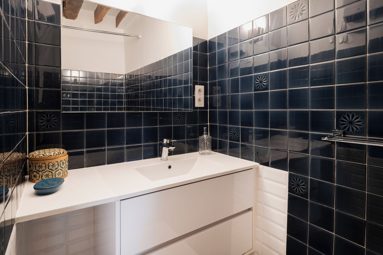 Bathroom, Paris Center Greneta residence, Paris