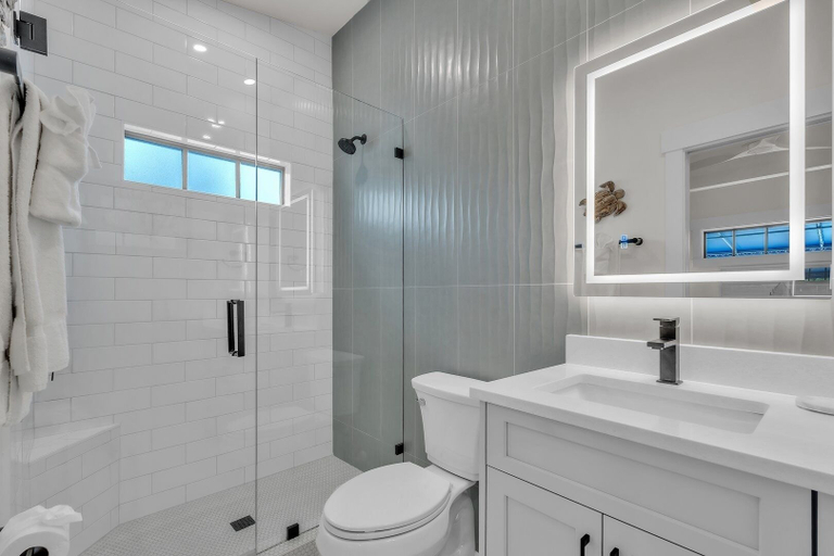 Bathroom 5, Chilli Fish 4 Bedroom Home, Manatee