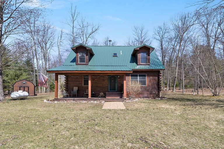 Room 5, Manistee Cabin in Manistee, Manistee