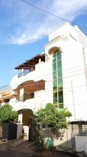 Front of property 1, Dwaraka Guest House, Tiruvannamalai