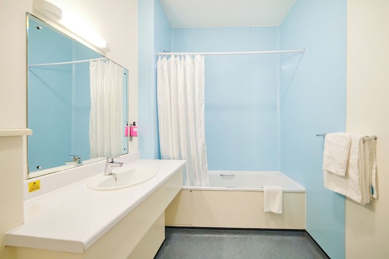 Bathroom 3, Discovery Inn Hotel, Leeds