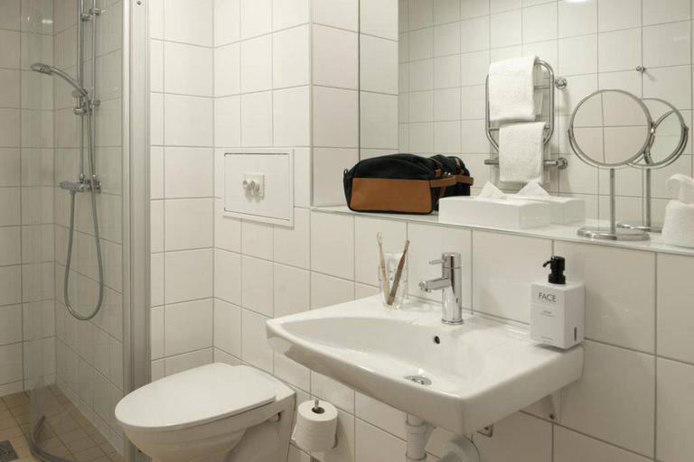 Bathroom 4, Sky hotel Malmo City, Malmö