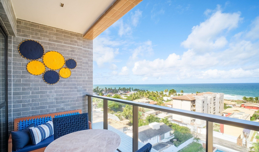 Outdoor dining 3, Stay Just Steps From Itapua Beach, With Pool and gym - RGF, Salvador