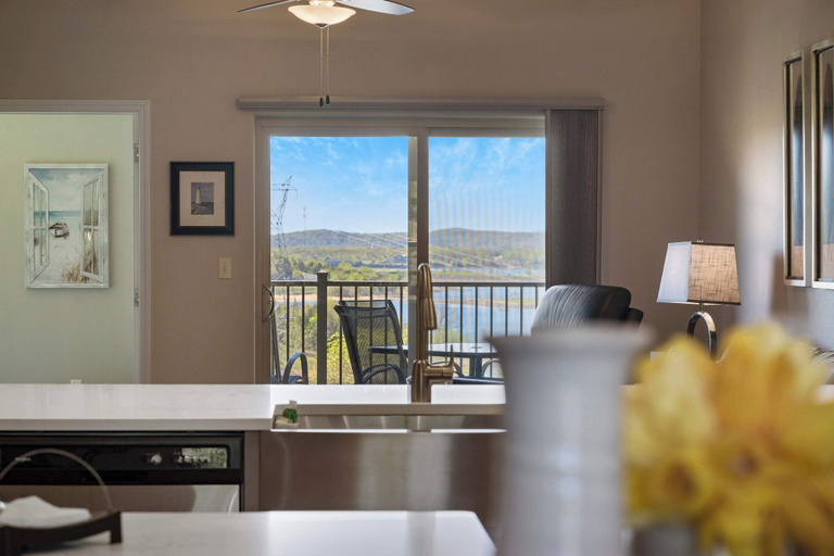 Others 2, Majestic View Getaway w/ Beautiful Lake Views!, Taney