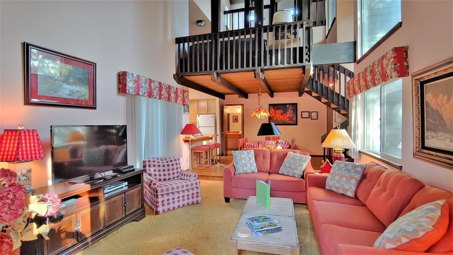 Living area 2, Tennis Village 3 2 Bedroom Apts, Deschutes