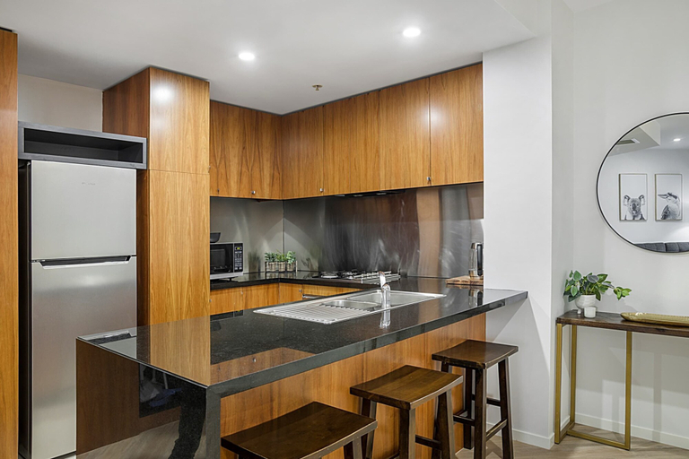 Private kitchen 4, Executive Unit With Pool and Gym Near Riverfront, Melbourne