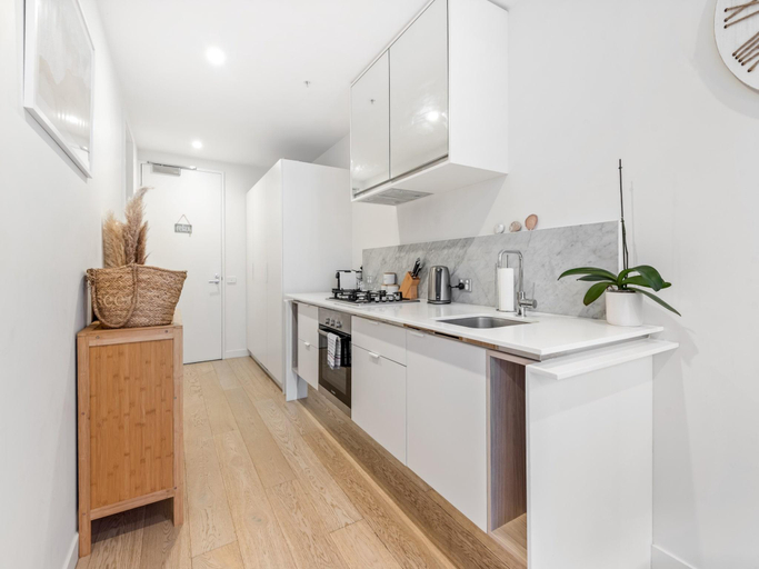 5, Brighton 1-Bed Apartment with Balcony Parking, Melbourne