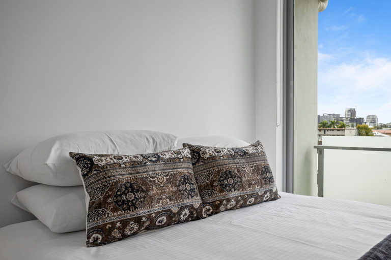 Room 4, Sleek 2-bed With Balcony and Communal BBQ Area, New Farm