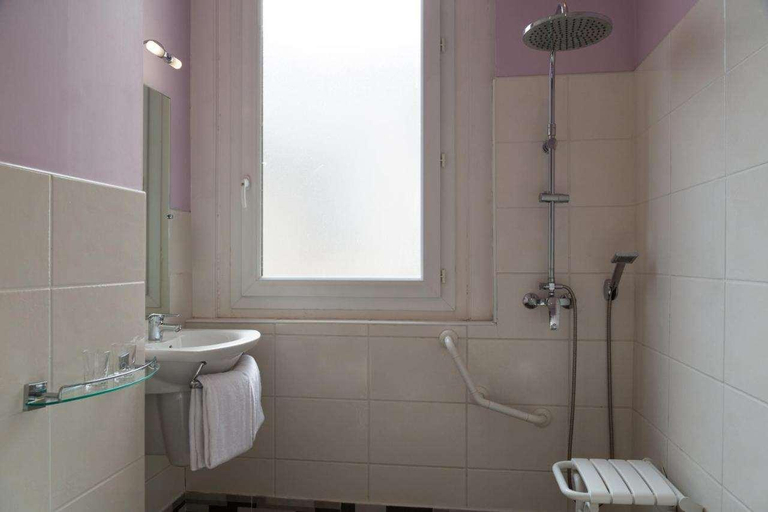 Bathroom 4, Hotellerie du Cheval Noir, Loire