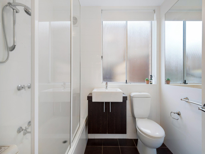 Bathroom 2, Snug St Kilda Apartment with Private Courtyard, Melbourne