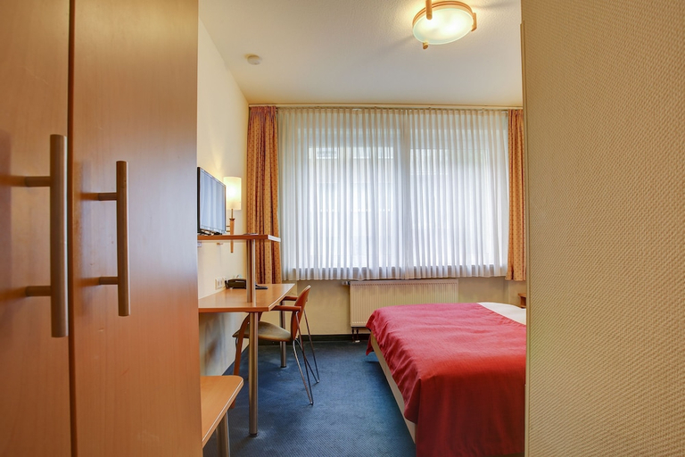 Bedroom 2, Trip Inn Hotel Conti, Köln