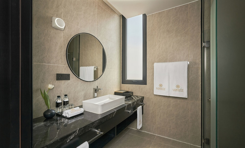 Bathroom 5, Luxcity Hotel & Apartment, Phnom Penh