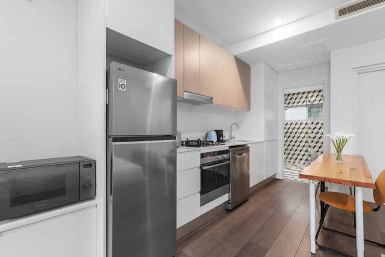 Private kitchen 5, Bright Studio With Balcony Near Coogee Beach, Sydney