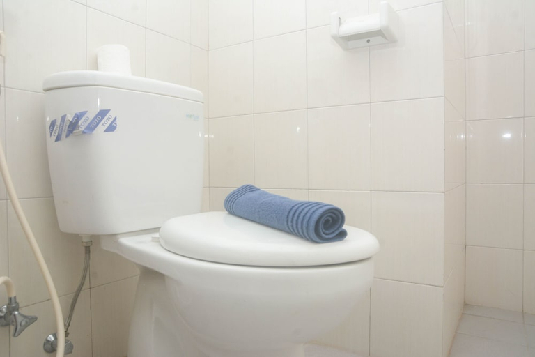 Bathroom 3, Cozy And Tidy 2Br At Signature Park Grande Apartment, Jakarta Timur