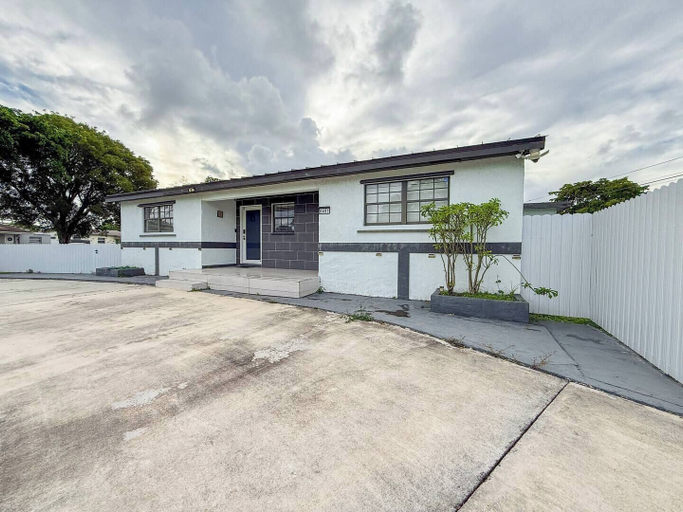 Exterior, Modern Escape Chef s Kitchen Private Yard, Broward