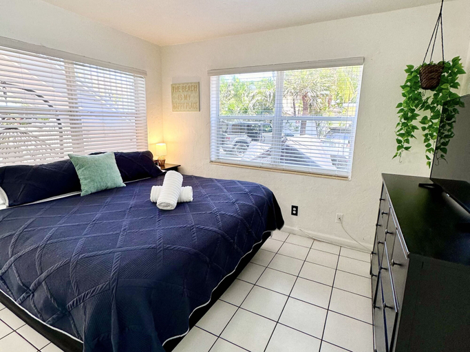 Room 3, Southwinds 5 for 5 Guests -near the Beach, Broward