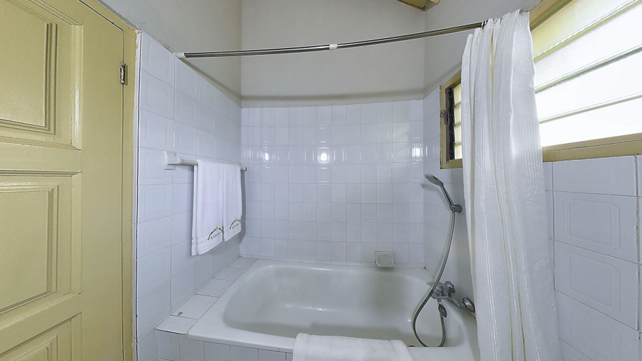 Bathroom 4, Anomabo Beach Resort, Mfantsiman