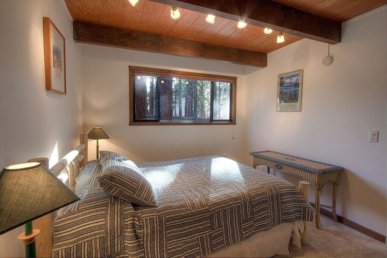 Room 4, Sky Chalet 3 Bedroom Cabin by RedAwning, El Dorado