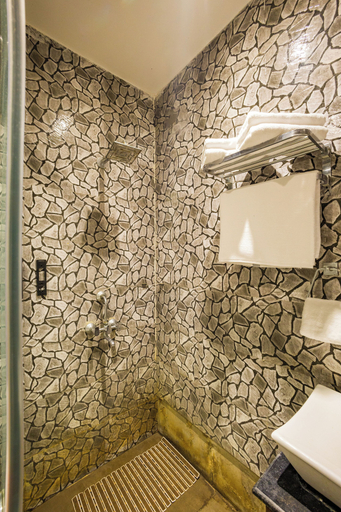 Bathroom 2, Alaya Stays Krishna Manor 3BHK With Pool, Gautam Buddha Nagar