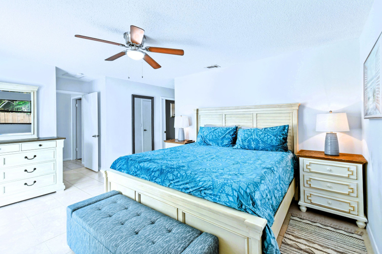 Room 5, Luxury Sleeps 12 Kings Pool 2 Hot Tubs, Palm Beach