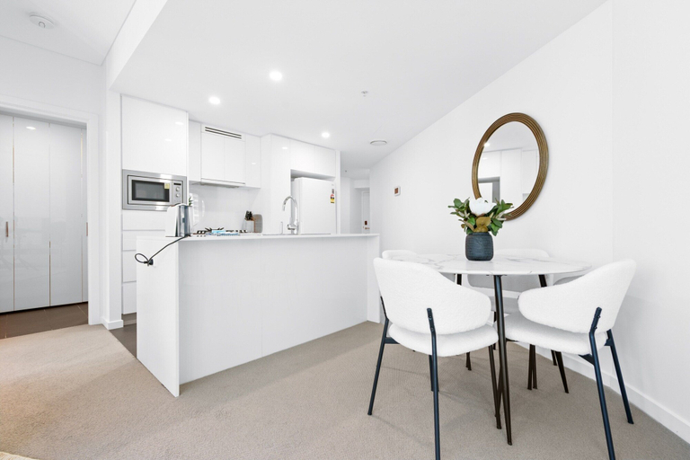 Private kitchen 5, CBD High-rise 1-bed With Pool, Gym & Views, Brisbane