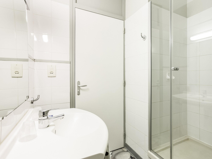 Bathroom 4, ibis budget Pau Lescar, Pyrénées-Atlantiques