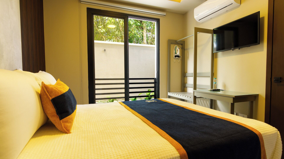 Room 3, Hotel Tiffany, Flores