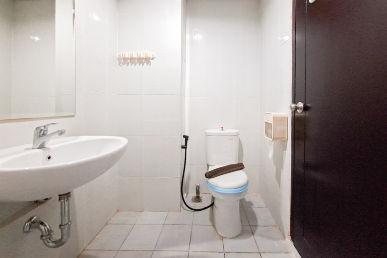Bathroom 5, Grey Style Studio at Casa de Parco Apartment By Travelio, Tangerang