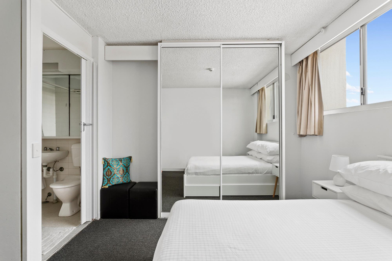 Bedroom 2, Apartment with Pool Access, a minute to the Beach, Sydney
