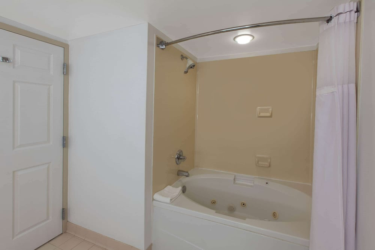 Bathroom 5, Wingate by Wyndham Oklahoma City/Airport, Oklahoma