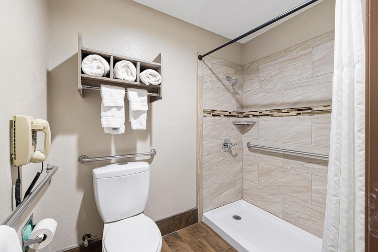 Bathroom 5, SureStay Plus by Best Western Kearney Liberty North, Kansas City
