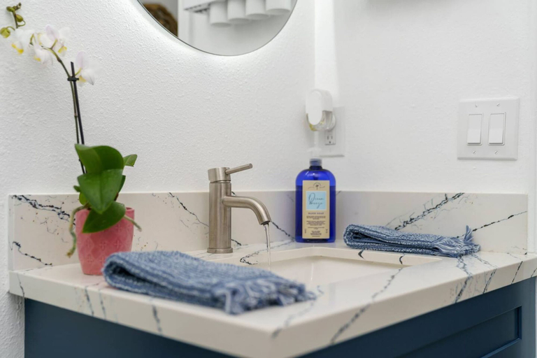 Room 2, Casa Lanzit- 25 Percent off 1st 5 Guests, Los Angeles