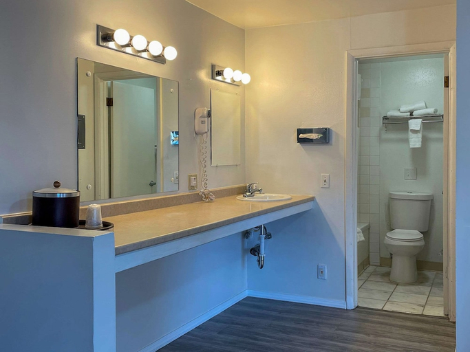 Bathroom 4, Rodeway Inn & Suites Omak - Okanogan, Okanogan