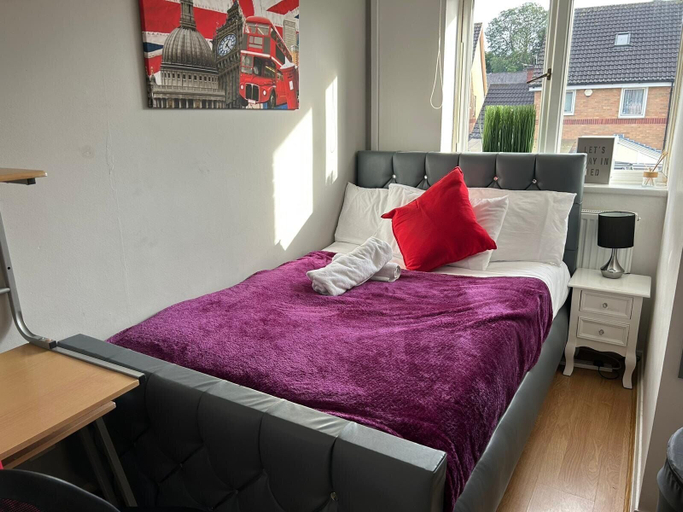 Room 5, Apartment - Sleeps 4 & On-site Parking, Sandwell