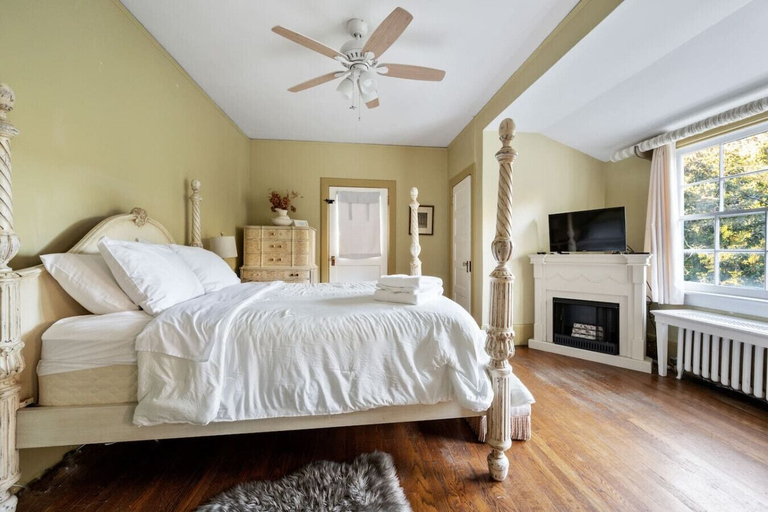 Room 3, West Point Summer Pool Jacuzzi Events Pets OK, Orange