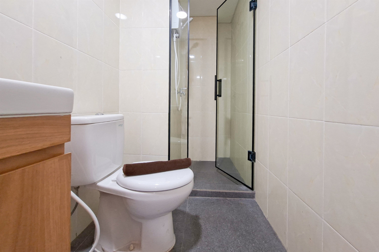 Bathroom 5, Chic and Sleek 2BR at Apartment M-Town Residence By Travelio, Tangerang
