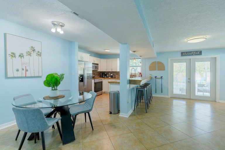 Room 2, Tropical Paradise in Largo, Pinellas