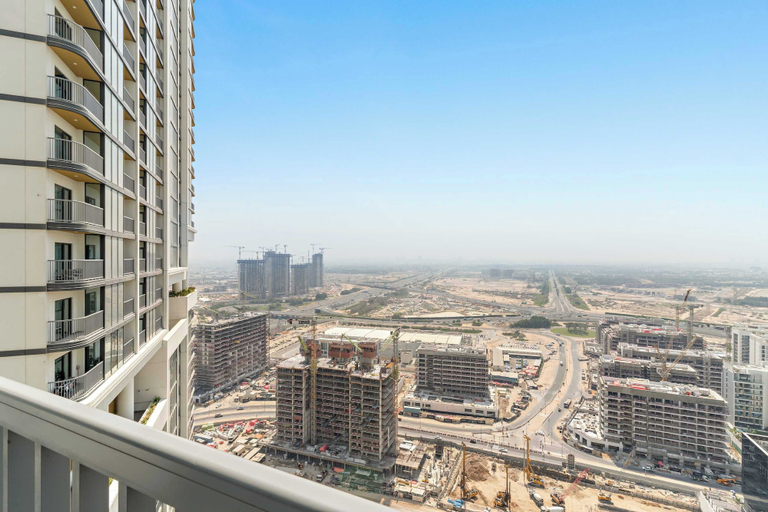Room 4, Spacious 2BR in The Crest With Pool and gym, Dubai