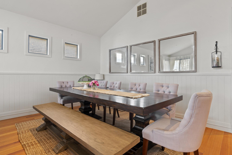 Others 5, Lakeside 3-Bed Family Home with Amazing Views, Melbourne