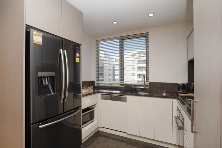 Private kitchen 3, Modern 1-bed Unit With Pool Views and Balcony, Canberra