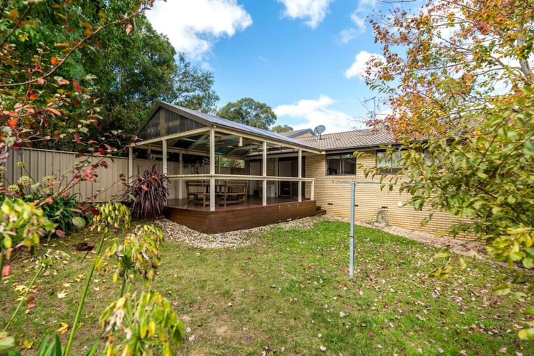 Exterior 5, Spacious and Restful Holiday Home With Backyard, Canberra