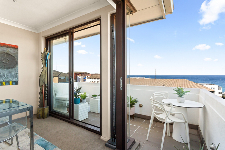 Outdoor dining 5, Pristine 2-bed With Expansive Beach Views, Sydney
