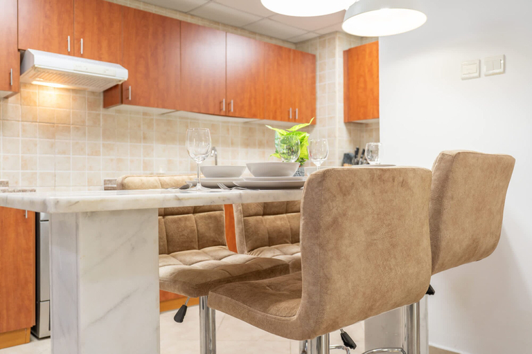 Room 5, Spacious Serene 2 Bedroom in JLT for 4, Dubai
