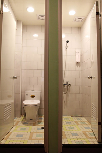 Bathroom, tourist Bunny Hostel, New Taipei City
