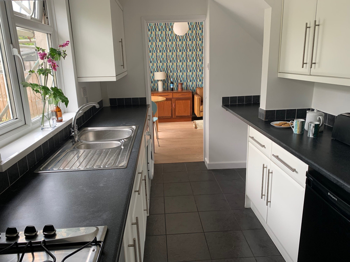 Private kitchen 4, 2 Bed-sleeps 4-parking-pets-10 min Walk to Beach, Cornwall