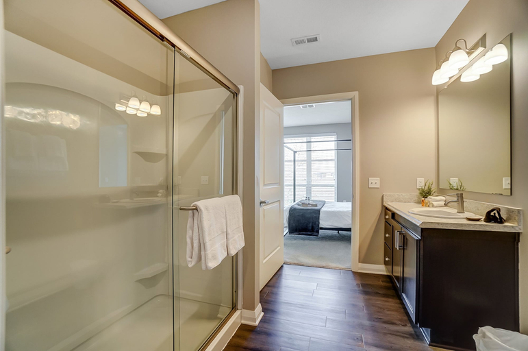 Room 2, Downtown Designer 2BR Parking W D Gym Pool, Franklin